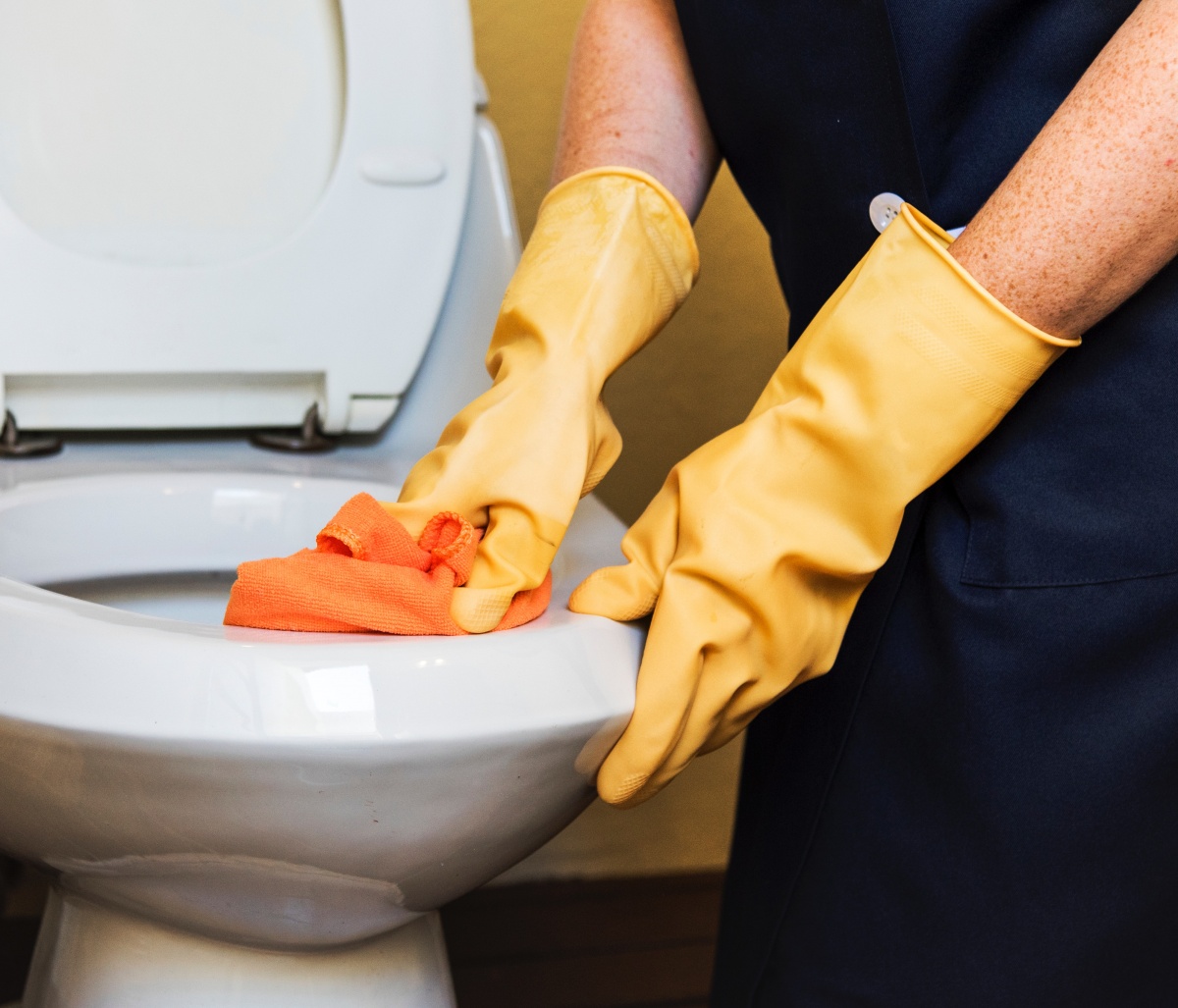 Professional restroom cleaning services in Dallas office building